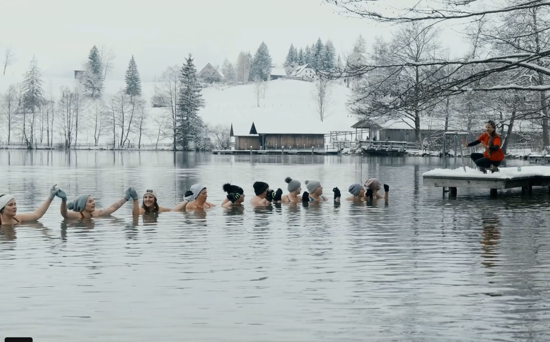 Gruppe beim Eisbaden im verschneiten See, Maria am Steg