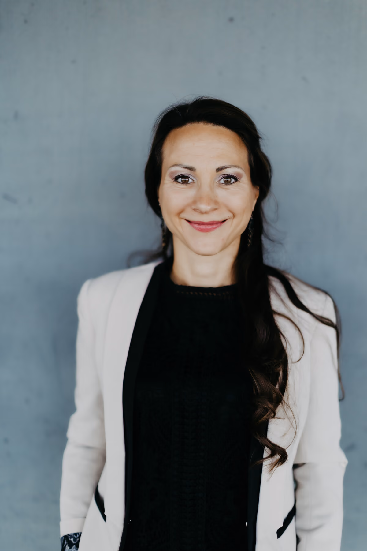 Maria Neuhuber im hellen Blazer
