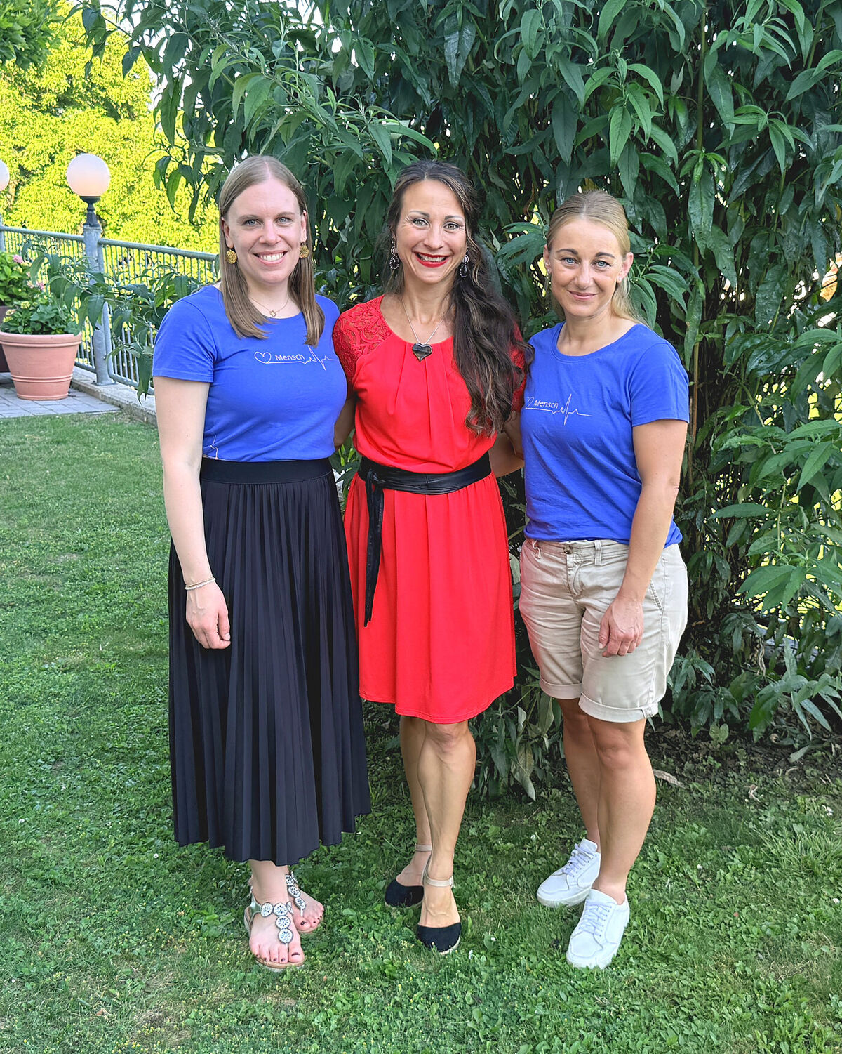 Andrea, Maria und Ursula im Garten