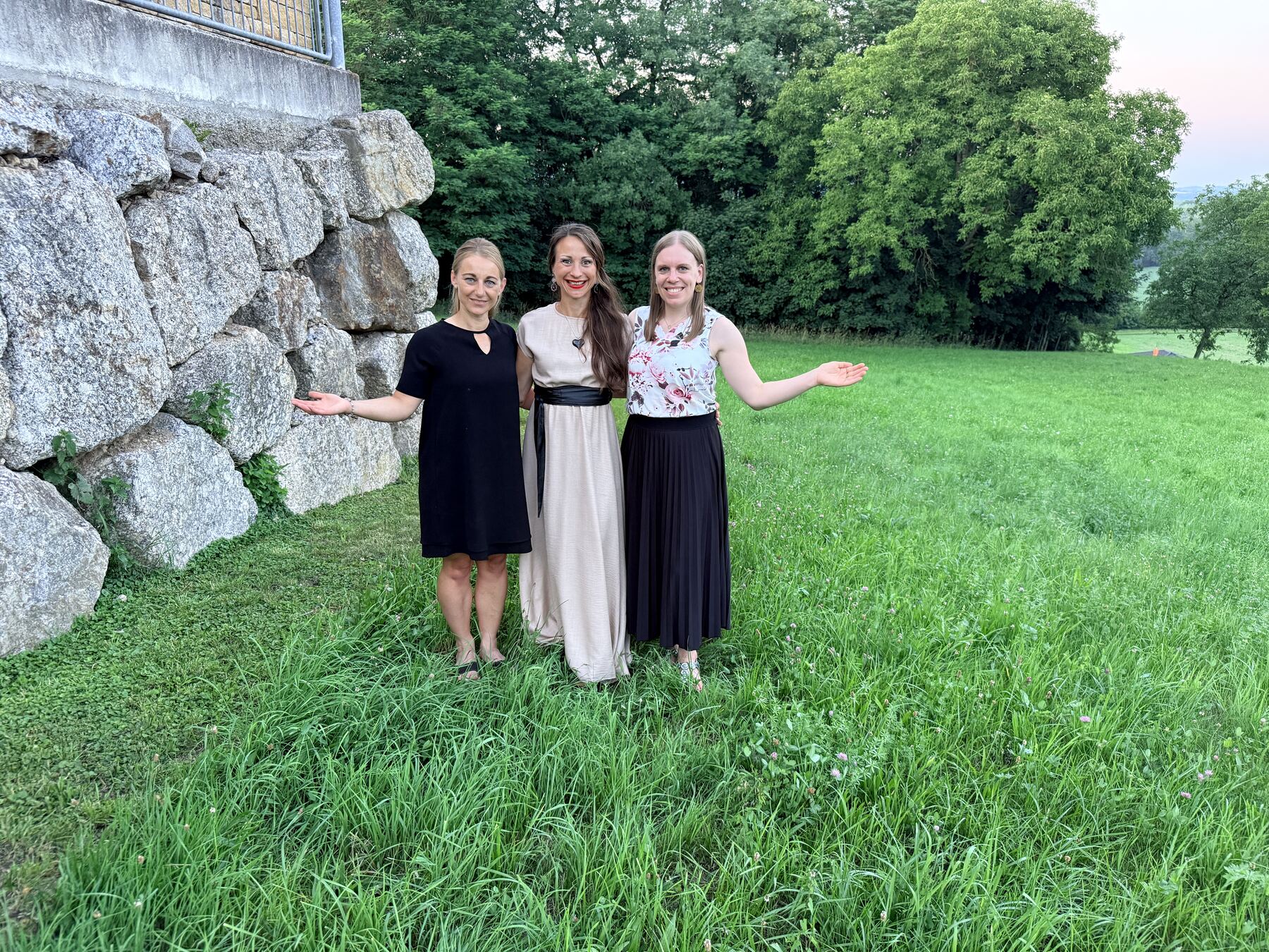 Andrea, Maria und Ursula mit offenen Armen auf der Wiese