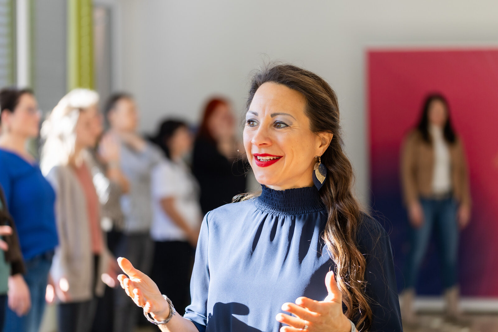 Maria Neuhuber beim Live-Retreat, lachend mit offenen Händen
