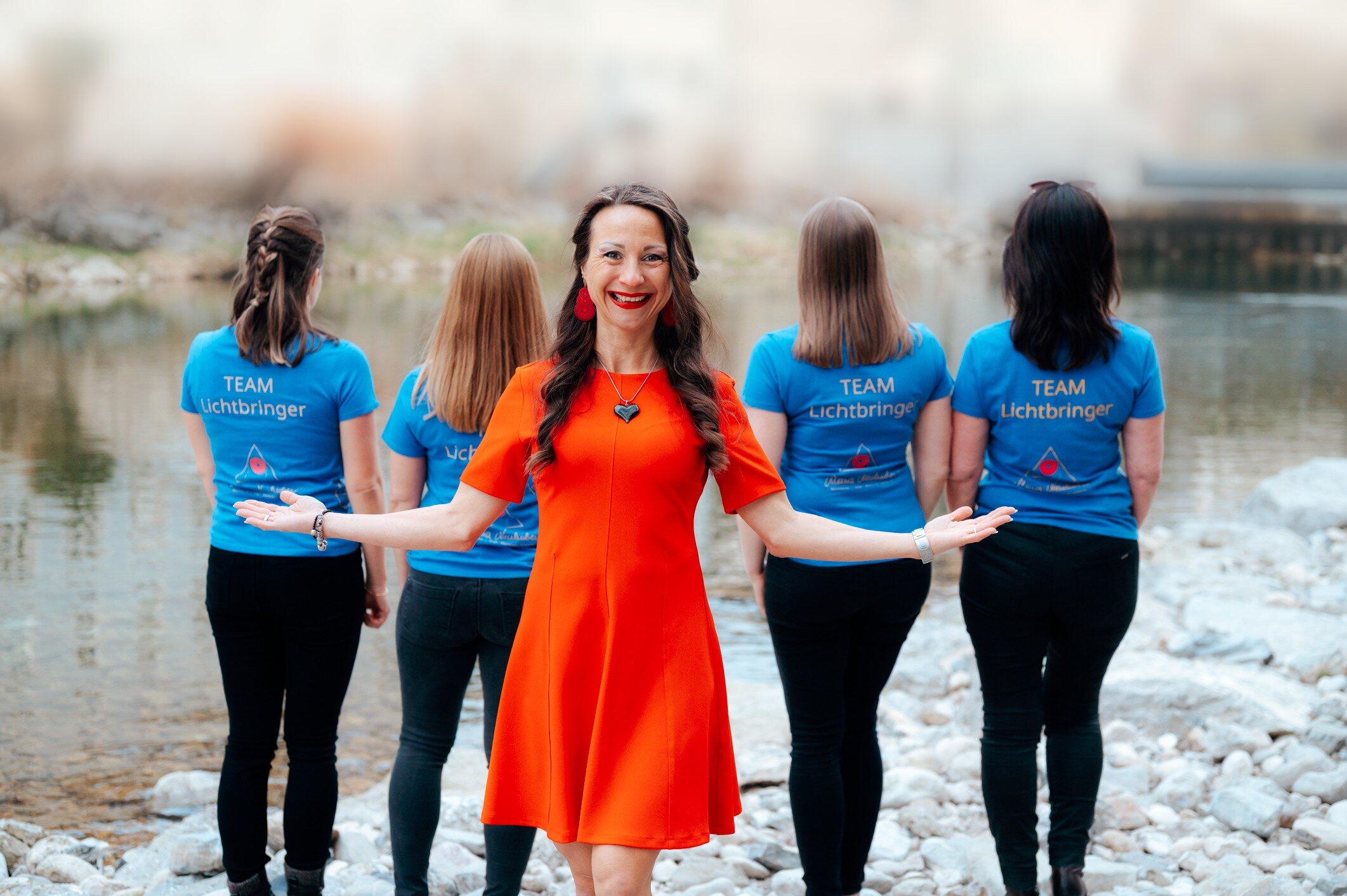 Maria Neuhuber mit ihrem Team Lichtbringer am Ufer der Ybbs